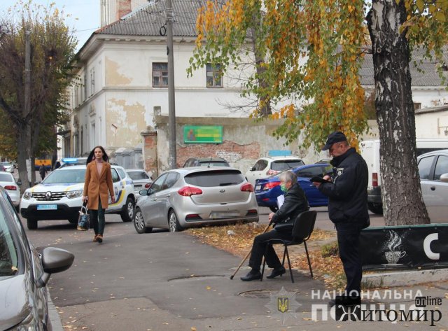 Поліцейські перевірили суди Житомира: вибухівку не знайшли, "автора" дзвінка встановлюють. ФОТО Поліцейські перевірили суди Житомира: вибухівку не знайшли, "автора" дзвінка встановлюють. ФОТО