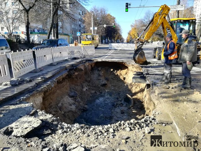 У Житомирі 15 комунальників ліквідовують наслідки провалля на Великій Бердичівській. ФОТО У Житомирі 15 комунальників ліквідовують наслідки провалля на Великій Бердичівській. ФОТО