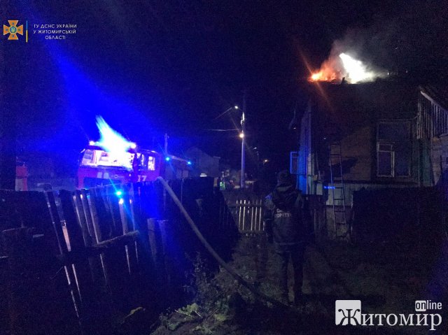 В Олевську на пожежі чоловік отруївся чадним газом, а в селі на Овруччині - отримав опіки. ФОТО В Олевську на пожежі чоловік отруївся чадним газом, а в селі на Овруччині - отримав опіки. ФОТО