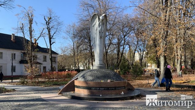 У Житомирі завершили реконструкцію скверу біля пам У Житомирі завершили реконструкцію скверу біля пам