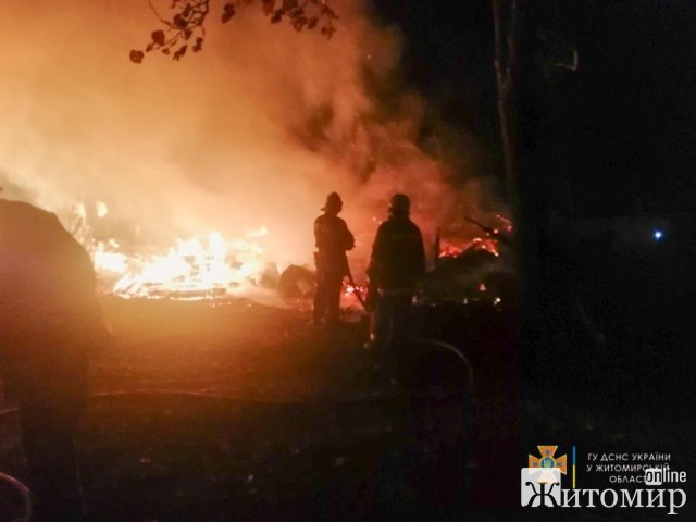 Неподалік школи у селі Житомирської області горіли дрова: рятувальники 8 разів підвозили воду. ФОТО Неподалік школи у селі Житомирської області горіли дрова: рятувальники 8 разів підвозили воду. ФОТО