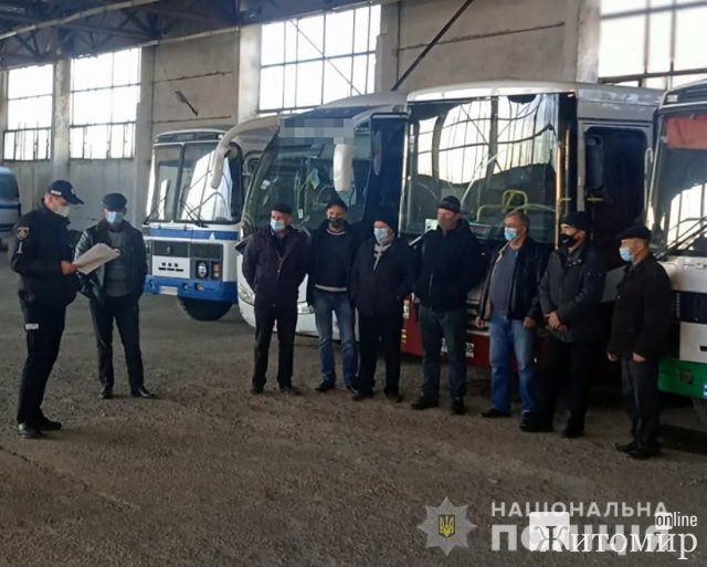 У Житомирській області поліція роз’яснювала перевізникам особливості роботи в умовах карантину. ФОТО У Житомирській області поліція роз’яснювала перевізникам особливості роботи в умовах карантину. ФОТО