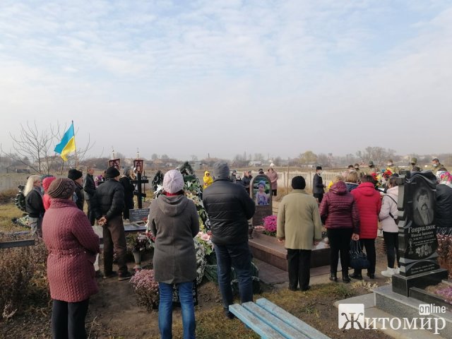 На Житомирщині в останню путь провели воїна з Вільшанки. ФОТО На Житомирщині в останню путь провели воїна з Вільшанки. ФОТО
