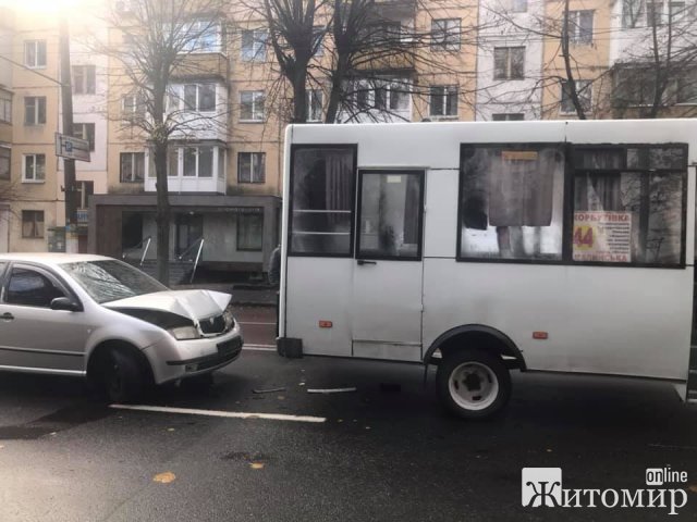 У Житомирі маршрутка №44 потрапила у ДТП, водій навіть не поцікавився здоров У Житомирі маршрутка №44 потрапила у ДТП, водій навіть не поцікавився здоров