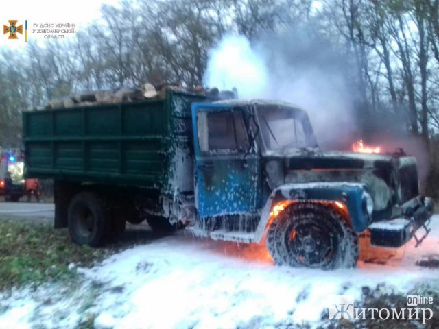 На дорозі в Житомирській області загорівся автомобіль: ледь не вибухнув газовий балон. ФОТО