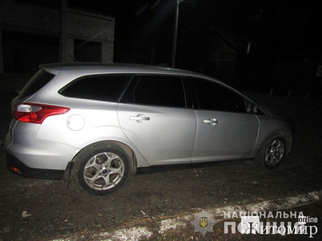 У Новограді-Волинському водійка Ford наїхала на чоловіка, що лежав на дорозі й поїхала геть. ФОТО У Новограді-Волинському водійка Ford наїхала на чоловіка, що лежав на дорозі й поїхала геть. ФОТО