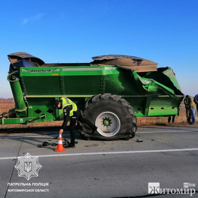 У Житомирській області вантажівка в’їхала в причіп трактора: постраждав водій. ФОТО У Житомирській області вантажівка в’їхала в причіп трактора: постраждав водій. ФОТО