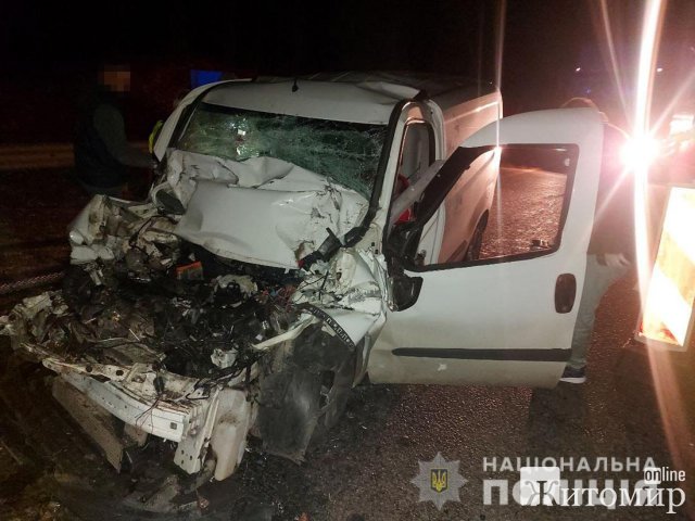 Поблизу Житомира Fiat врізався у КАМАЗ: водій у лікарні, пасажир загинув. ФОТО Поблизу Житомира Fiat врізався у КАМАЗ: водій у лікарні, пасажир загинув. ФОТО
