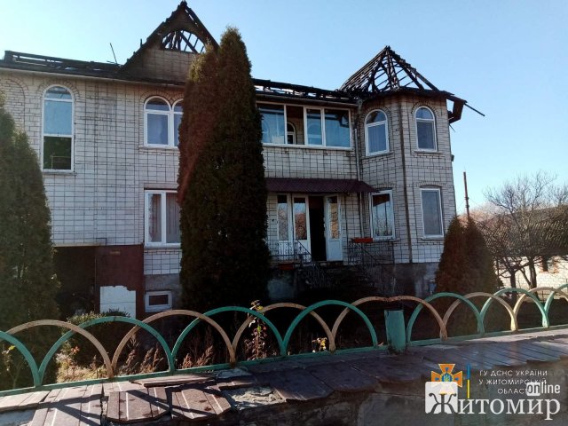 У Радомишлі горів двоповерховий цегляний будинок. ФОТО