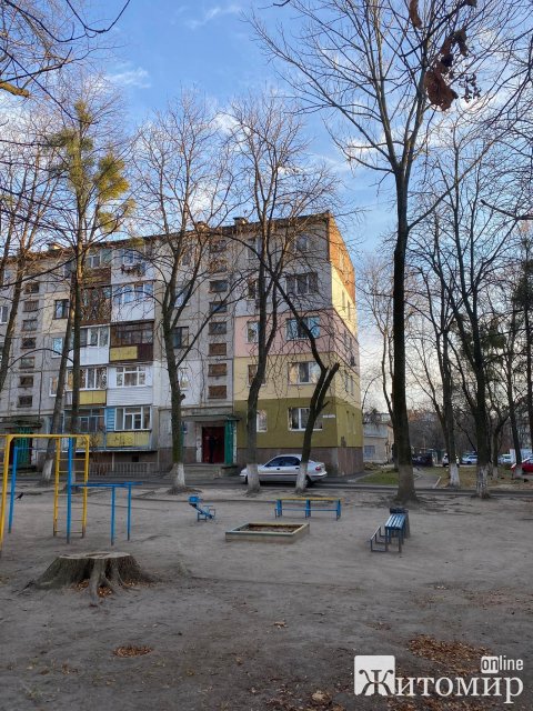 На Хлібній у Житомирі будинок утеплили як сметанку-райдугу. ФОТО На Хлібній у Житомирі будинок утеплили як сметанку-райдугу. ФОТО