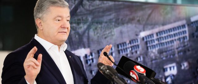 Порошенко розповів, «хто кому курка і яйце»: президента Зеленського породив і опікується ним олігарх Коломойський Порошенко розповів, «хто кому курка і яйце»: президента Зеленського породив і опікується ним олігарх Коломойський