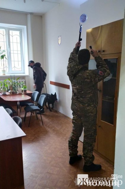 Вибухівку в приміщенні суду Житомира не знайшли, "мінера" розшукують. ФОТО Вибухівку в приміщенні суду Житомира не знайшли, "мінера" розшукують. ФОТО