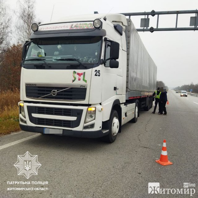 На трасі Київ-Чоп у Житомирській області зіштовхнулися Toyota та вантажівка. ФОТО На трасі Київ-Чоп у Житомирській області зіштовхнулися Toyota та вантажівка. ФОТО