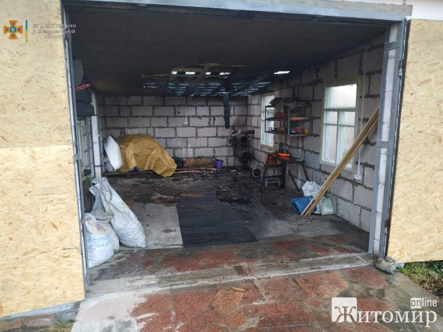 В Андрушівці жінка увімкнула в гаражі буржуйку: рятувальники встигли викотити легковик з середини. ФОТО В Андрушівці жінка увімкнула в гаражі буржуйку: рятувальники встигли викотити легковик з середини. ФОТО
