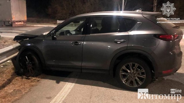 На автодорозі в Житомирській області Mazda влетіла у колесовідбійник. ФОТО