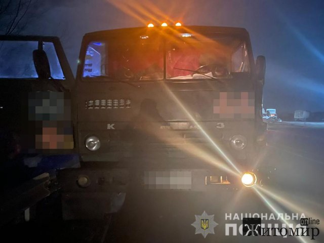 Неподалік Житомира КамАЗ збив пішохода, поліція просить допомогти встановити особу загиблого. ФОТО Неподалік Житомира КамАЗ збив пішохода, поліція просить допомогти встановити особу загиблого. ФОТО