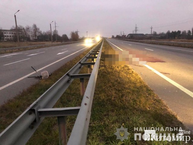 На трасі Житомирської області Mercedes збив велосипедиста, чоловік загинув. ФОТО На трасі Житомирської області Mercedes збив велосипедиста, чоловік загинув. ФОТО