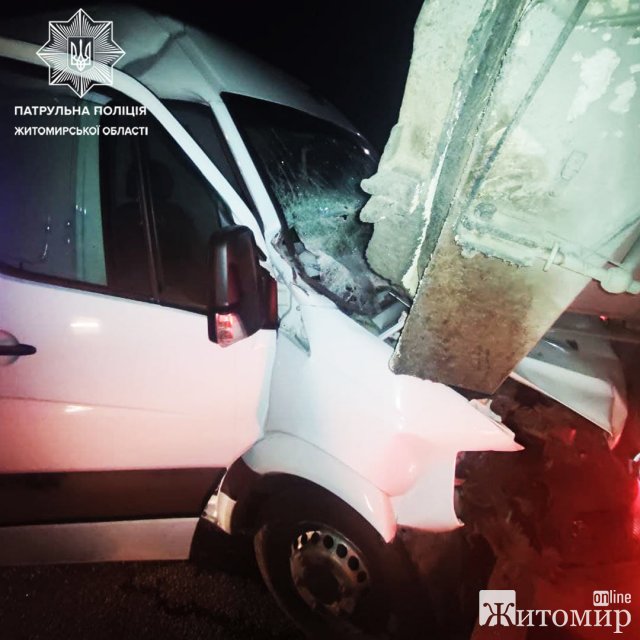 На трасі в Житомирській області Mercedes врізався у Volvo, що зупинилась на світлофорі. ФОТО На трасі в Житомирській області Mercedes врізався у Volvo, що зупинилась на світлофорі. ФОТО
