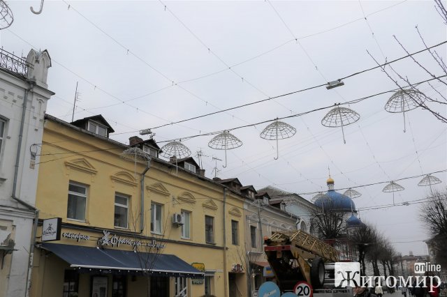 На Михайлівській у Житомирі почали готуватися до новорічних свят. ФОТО