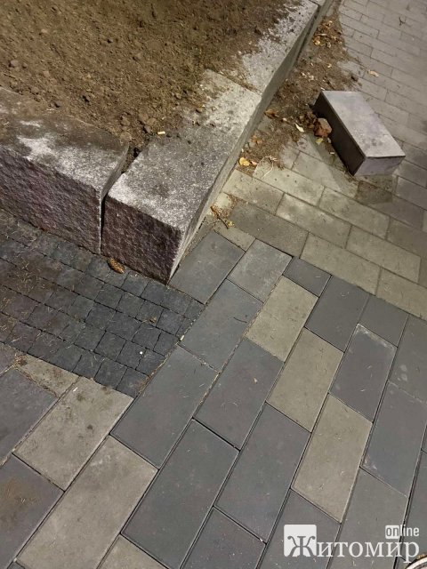 У Житомирі в сквері на Театральній підрядник перекладав плитку, яку положили як-небудь. ФОТО У Житомирі в сквері на Театральній підрядник перекладав плитку, яку положили як-небудь. ФОТО