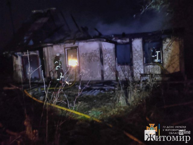 У селі Житомирського району горів будинок: на кухні рятувальники виявили тіло господаря. ФОТО У селі Житомирського району горів будинок: на кухні рятувальники виявили тіло господаря. ФОТО