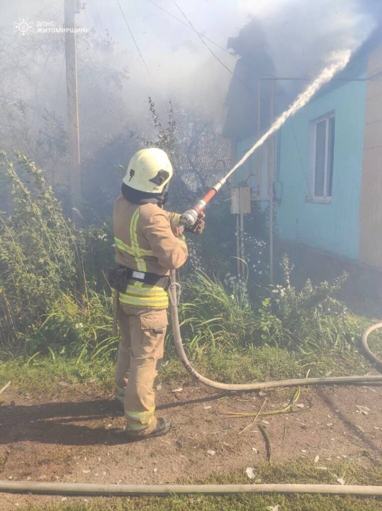 У Червоній Волокі на Житомирщині ДСНС врятувала будинок від вогню - Події. Джерело: Zhitomir-OnLine У Червоній Волокі на Житомирщині ДСНС врятувала будинок від вогню - фото №