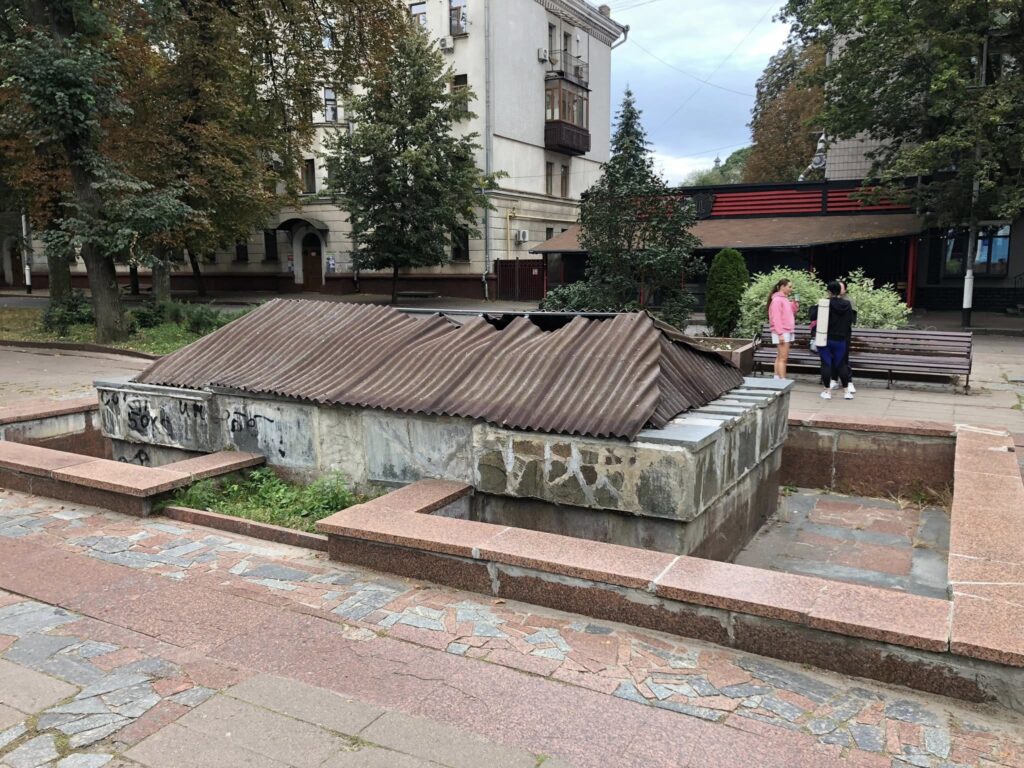 Житомир святкує день міста: на Старому бульварі працюють лише три фонтани - Думка, Інформація. Джерело: Zhitomir-OnLine Житомир святкує день міста: на Старому бульварі працюють лише три фонтани - фото №1