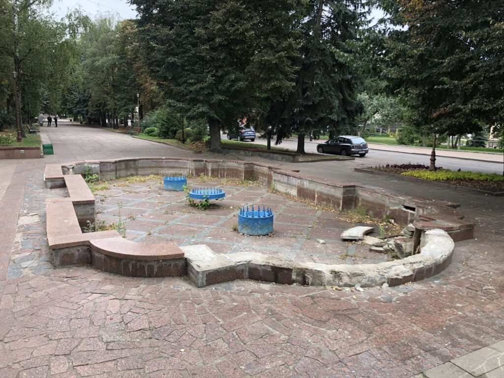 Житомир святкує день міста: на Старому бульварі працюють лише три фонтани - Думка, Інформація. Джерело: Zhitomir-OnLine Житомир святкує день міста: на Старому бульварі працюють лише три фонтани - фото №