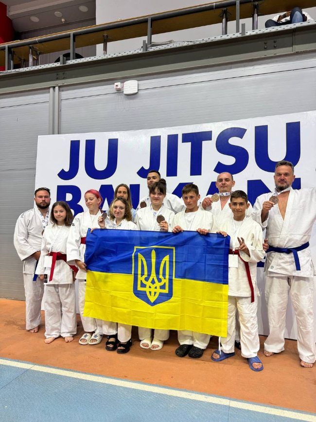 Житомирські спортсмени вибороли срібну та три бронзові нагороди на міжнародному турнірі з джиу-джитсу у Греції - Спорт. Джерело: Zhitomir-OnLine Житомирські спортсмени вибороли срібну та три бронзові нагороди на міжнародному турнірі з джиу-джитсу у Греції - фото №1