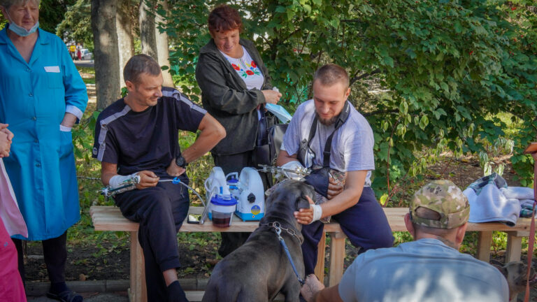 У Житомирі хвостаті терапевти допомагають відновленню військових - Інформація. Джерело: Zhitomir-OnLine У Житомирі хвостаті терапевти допомагають відновленню військових - фото №1