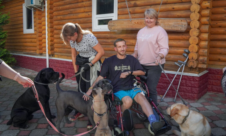 У Житомирі хвостаті терапевти допомагають відновленню військових - Інформація. Джерело: Zhitomir-OnLine У Житомирі хвостаті терапевти допомагають відновленню військових - фото №