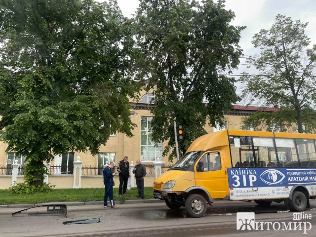У Житомирі на перехресті зіштовхнулись маршрутка та Citroen. ФОТО