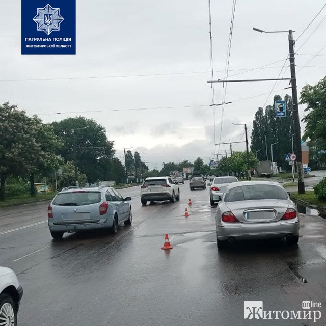 Житомирські патрульні повідомили про три ранкові ДТП. ФОТО Житомирські патрульні повідомили про три ранкові ДТП. ФОТО