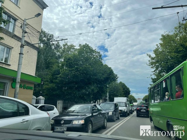 Затор та ДТП на Великій Бердичівській у Житомирі. ФОТО Затор та ДТП на Великій Бердичівській у Житомирі. ФОТО
