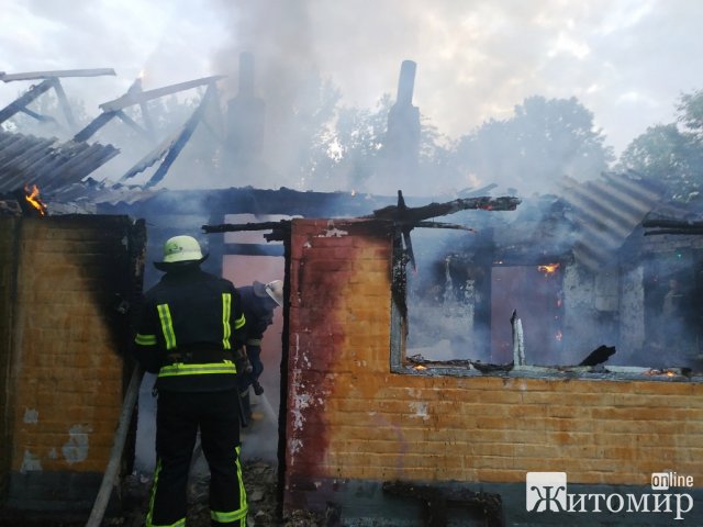 У будинку на Житомирщині під час гасіння пожежі рятувальники виявили тіло чоловіка. ФОТО У будинку на Житомирщині під час гасіння пожежі рятувальники виявили тіло чоловіка. ФОТО