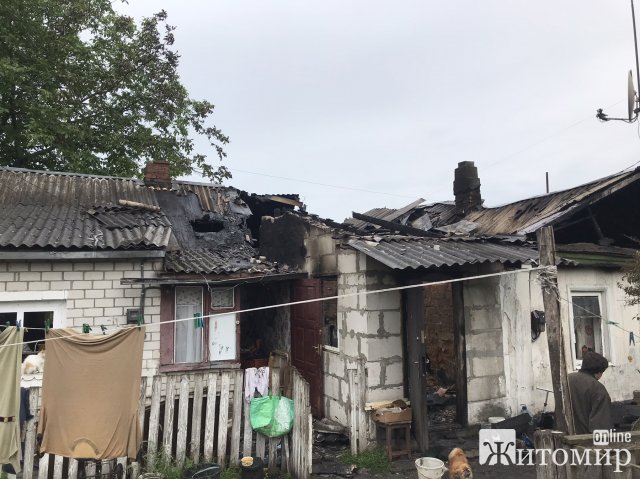 У Житомирі горів будинок на трьох господарів. ФОТО У Житомирі горів будинок на трьох господарів. ФОТО