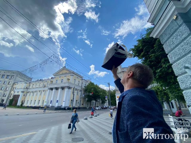 Житомиряни спостерігали за сонячним затемненням. ФОТО