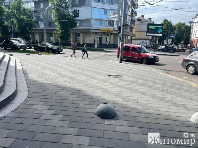 Чому ніхто не прибирає центр міста? Чому ніхто не прибирає центр міста?