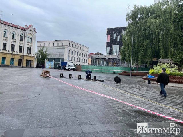 На Михайлівській у Житомирі ремонтують фонтан. ФОТО