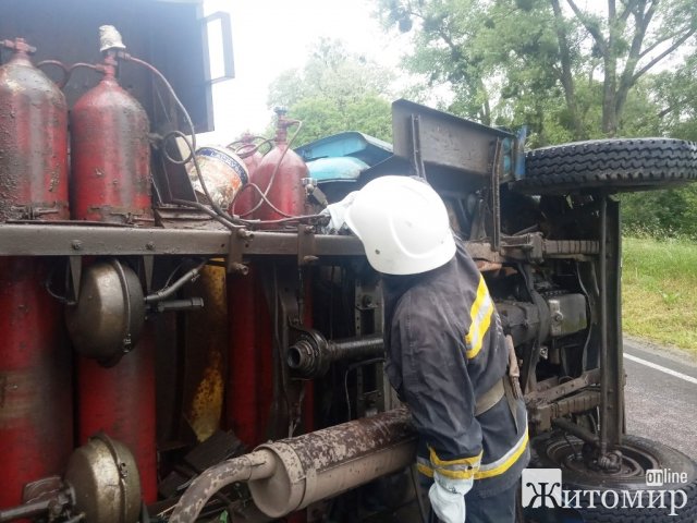 У Житомирській області перекинувся молоковоз: пошкодились газові балони. ФОТО У Житомирській області перекинувся молоковоз: пошкодились газові балони. ФОТО