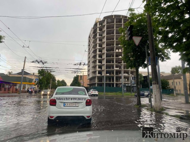 У Житомирі знову затоплене перехрестя Покровської та Грушевського. ФОТО