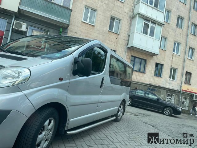 На Шевченка в Житомирі водії лишають свої автівки на тротуарах. ФОТО