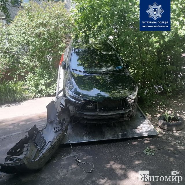 На перехресті в Житомирі Renault зіштовхнувся з трамваєм: водій легковика місце пригоди залишив. ФОТО На перехресті в Житомирі Renault зіштовхнувся з трамваєм: водій легковика місце пригоди залишив. ФОТО