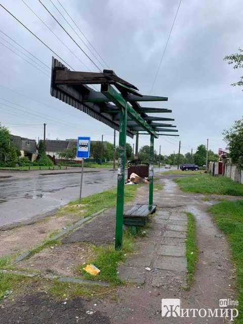 На Вільському шляху в Житомирі розвалюється зупинка. ФОТО На Вільському шляху в Житомирі розвалюється зупинка. ФОТО