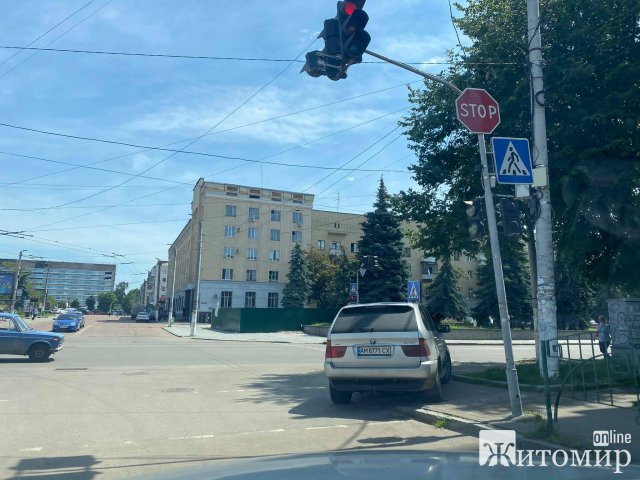 У центрі Житомира автівка заблокувала прохід. ФОТО