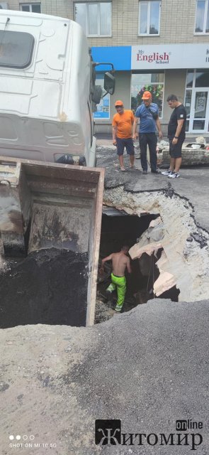У Житомирі над пабом "Шульц" провалилась вантажівка. ФОТО У Житомирі над пабом "Шульц" провалилась вантажівка. ФОТО