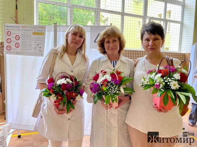 У житомирському Центрі вакцинації вітали медиків. ФОТО У житомирському Центрі вакцинації вітали медиків. ФОТО