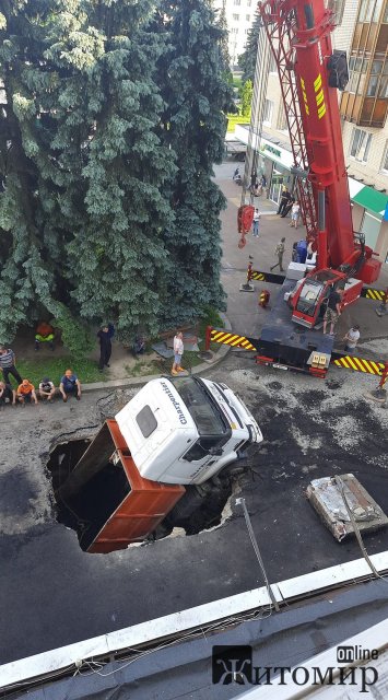 На майдані Соборному в Житомирі майже три години витягали вантажівку з провалля. ФОТО
