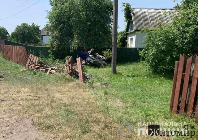 У селі на Житомирщині ВАЗ з’їхав у кювет, зіткнувся з парканом та перекинувся. ФОТО У селі на Житомирщині ВАЗ з’їхав у кювет, зіткнувся з парканом та перекинувся. ФОТО