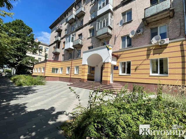 Біля департаменту освіти Житомирської міськради скоро завиють вовки. ФОТО